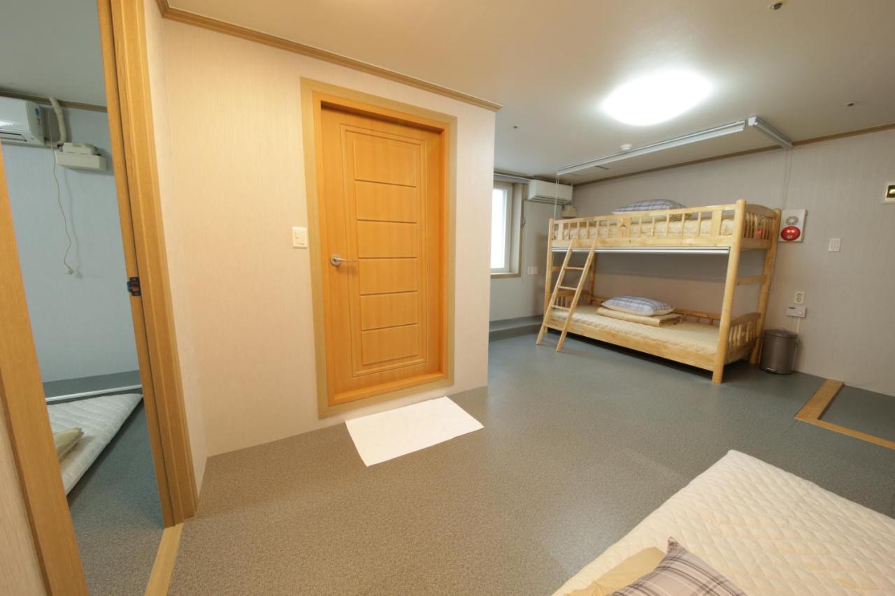Hostel Familie Busan Station Екстер'єр фото