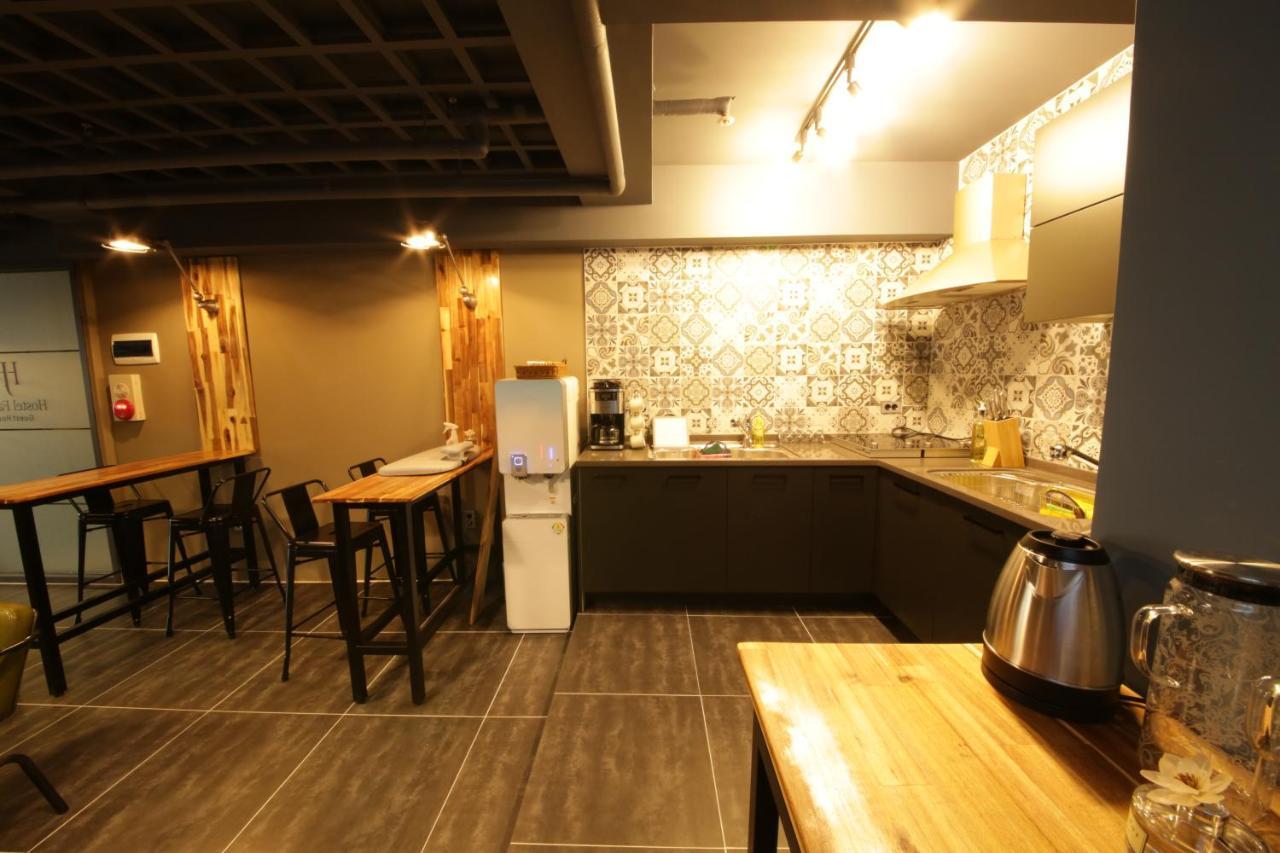 Hostel Familie Busan Station Екстер'єр фото