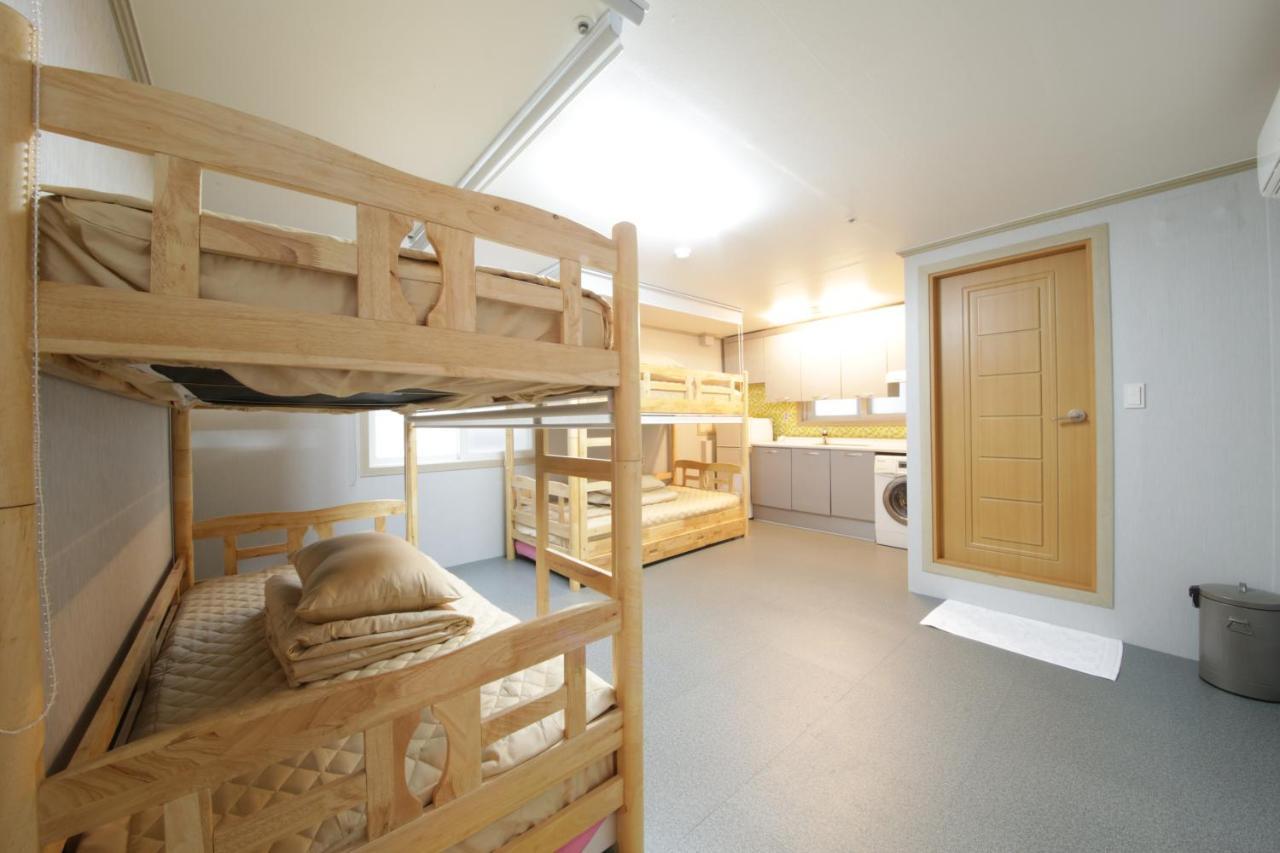 Hostel Familie Busan Station Екстер'єр фото